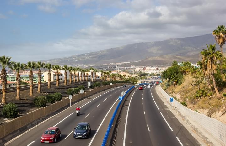 Mitdem Mietwagen auf dem Motorway in Teneriffa