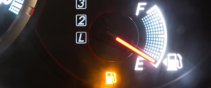Stresssituation mit dem Auto: Tankanzeige auf Reserve