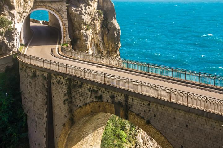 En coche de alquiler a lo largo de la costa de Amalfi