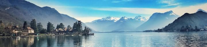 Talloires lac d'Annecy montagnes enneigées