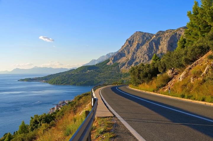 Con el carro de arrendamiento en la costa de Croacia