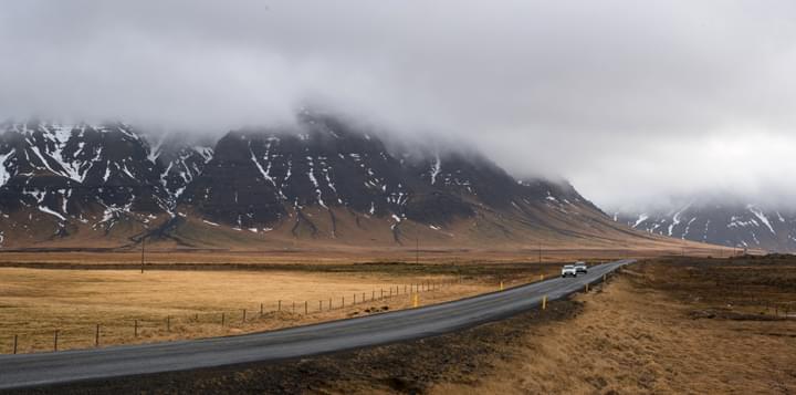 Viaje con el coche de alquiler a través de Islandia