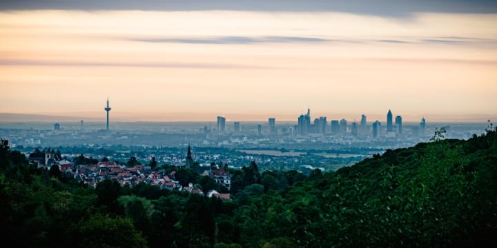 Gezicht op Frankfurt vanaf de Taunus