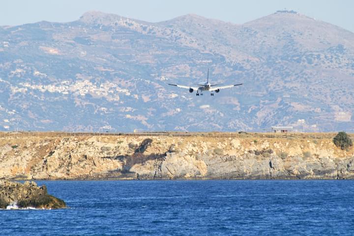 Aankomst op de luchthaven van Heraklion - Uit naar de autoverhuurbalie