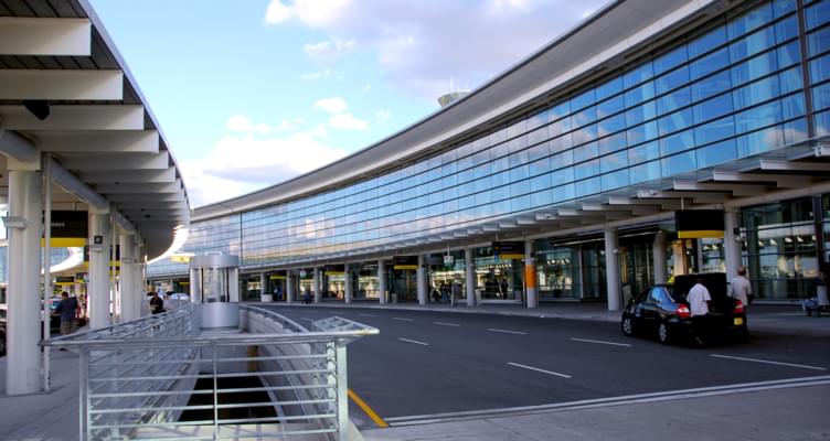 Städtereise: Mietwagenanmietung am Flughafen oder in der Stadt?