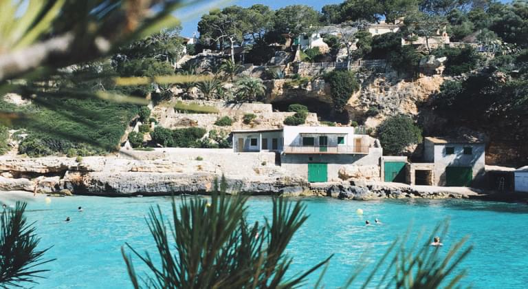 Genieße die Sommer Vibes auf Mallorca: Warum ein Mietwagen dein Ticket zur Inselfreiheit ist.